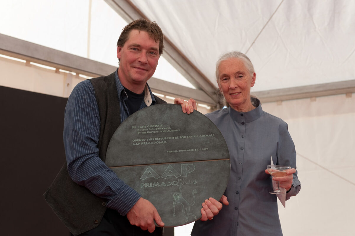 Jane Goodall junto con el director de AAP, David Van Gennep, en la inauguración de AAP Primadomus en 2009