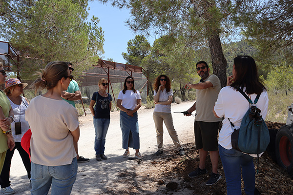 Héctor Sanz explica su trabajo a los mimebros del ICOVAL